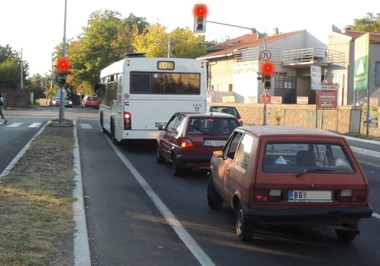 У ситуацији приказаној на слици заустављена возила: