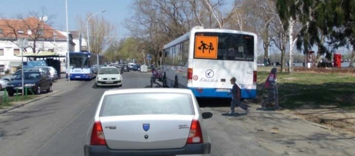 Возач који се у ситуацији приказаној на слици, не заустави иза возила за организовани превоз деце, казниће се: